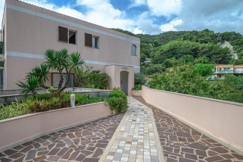 La Villa Julia - Calme - Spacieux - Parking Prive - Climatisation マントン エクステリア 写真